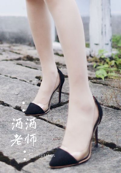 拿岳内裤自慰被发现了_BD英语BD在线观看