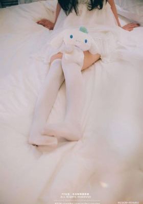 亲切的金子趴在桌子如何拍的_高清直播在线观看